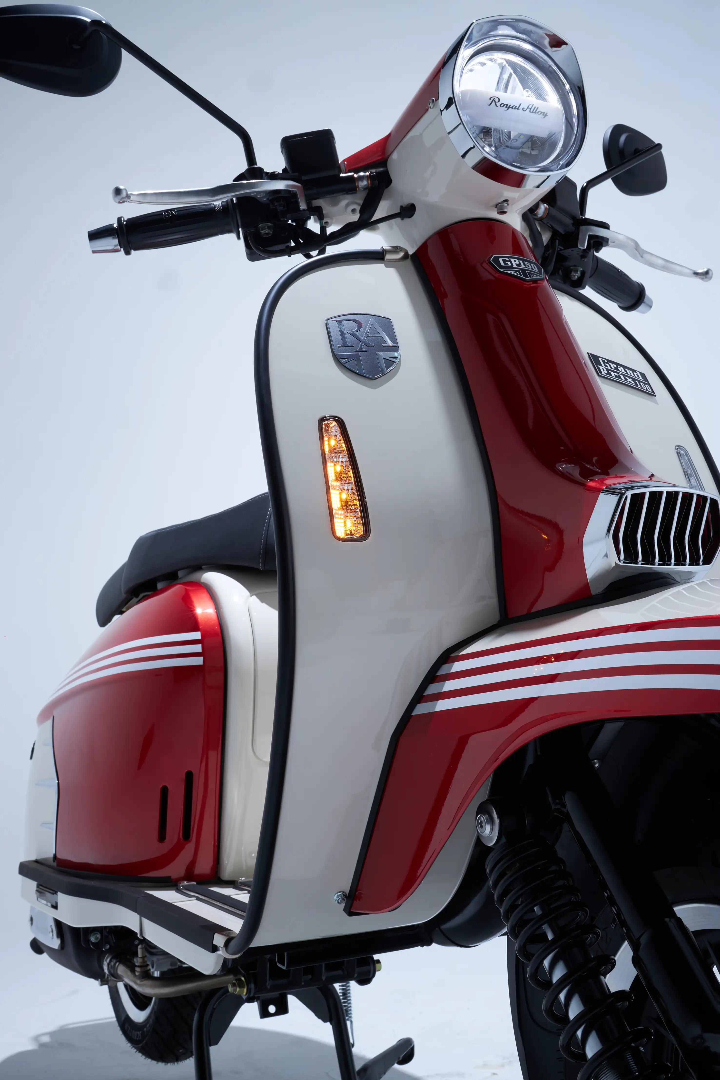 Stuur en beenschild van een rood-witte Royal Alloy gezien van linksonder